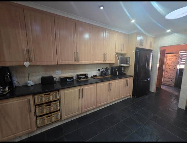 5 BEDROOM HOUSE FOR SALE IN GREENHILLS